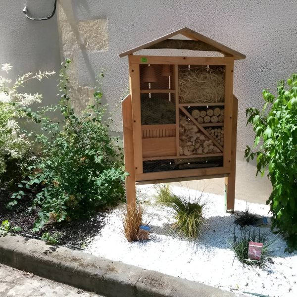 Pieds et platines pour hôtel à insectes géant - SAUVEGARDE58