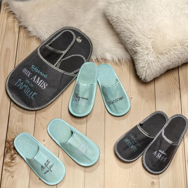 Porte chaussons invités avec 4 paires de chaussons Family - THE HOME DECO FACTORY