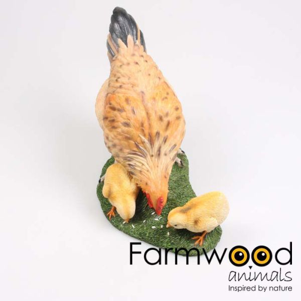 Poule avec poussins picorants en résine 36.5 x 19 x 28.5 cm - Farmwood animals