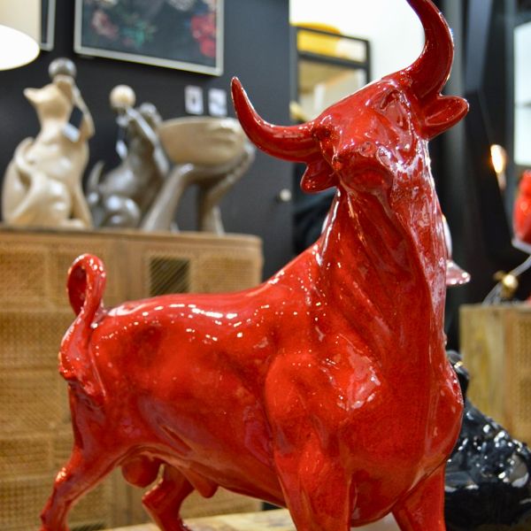 Statuette taureau rouge en céramique Feria - DRIMMER