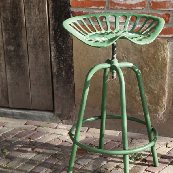 Tabouret avec assise de tracteur en métal - ESSCHERT DESIGN