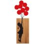 Fille avec ballons rouges