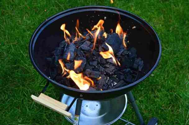 barbecue-feu-de-bois-allumage