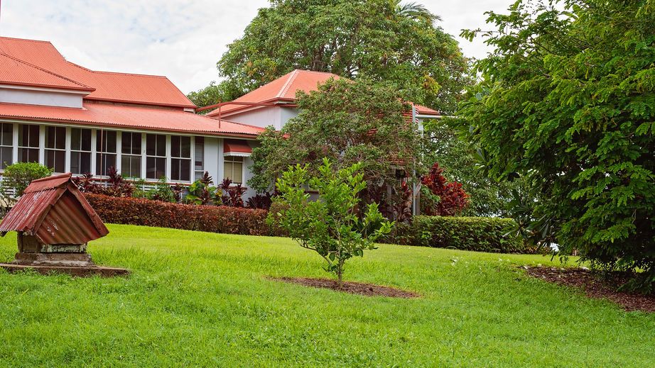 amenagement-jardin-en-pente-devant-maison