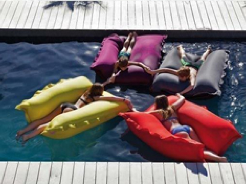 Coussin de piscine coloré, la tendance déco et farniente !