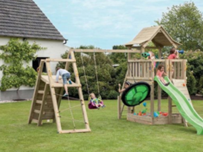 Aire de jeux en bois : optez pour la multi-activité !