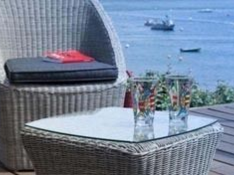 Le salon de jardin en rotin tressé : tout savoir sur ce mobilier d'exception.