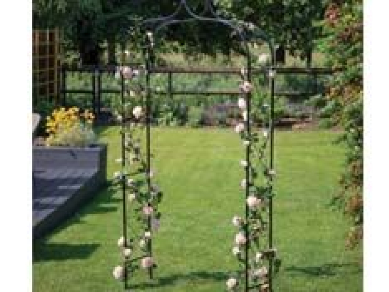 Avec une arche en fer forgé, donnez un chic vous à votre jardin !
