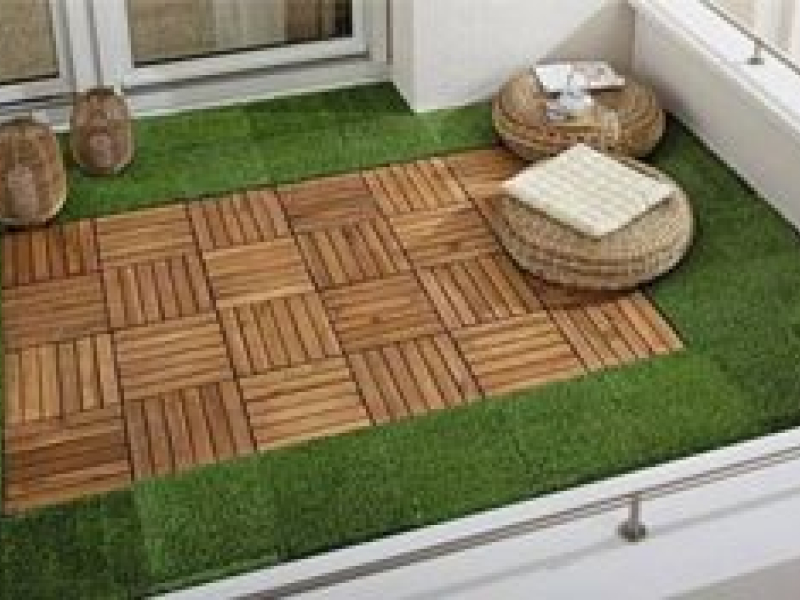 Et si on posait du gazon synthétique sur le balcon ?