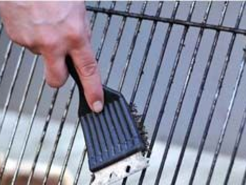 Comment bien nettoyer la grille d'un barbecue sans produits agressifs ?