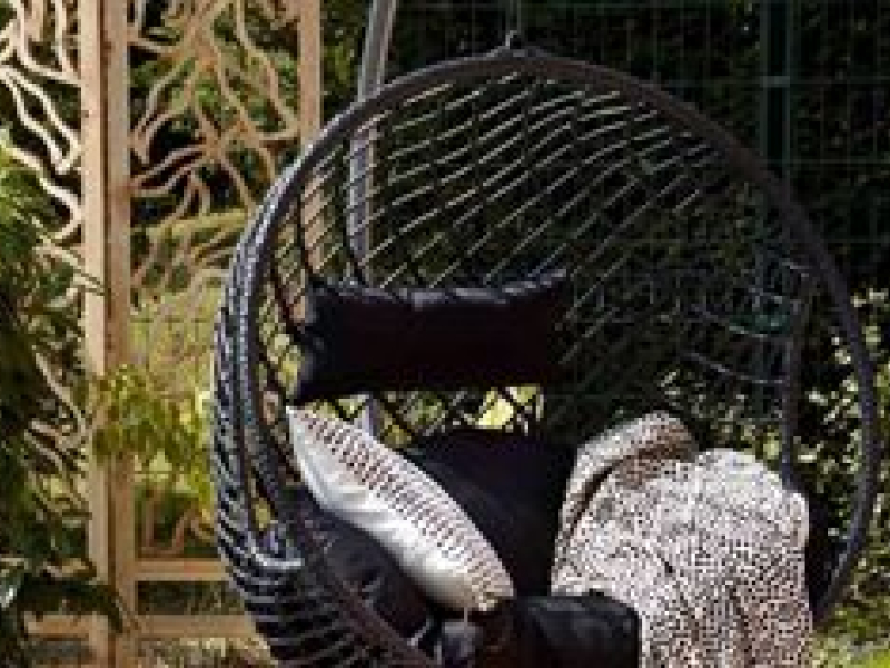 Chaise de jardin suspendue : détendez-vous dans les airs !