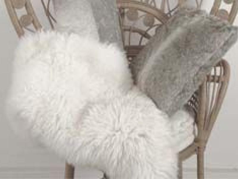 Plaid en fausse fourrure, le must pour une déco esprit chalet !