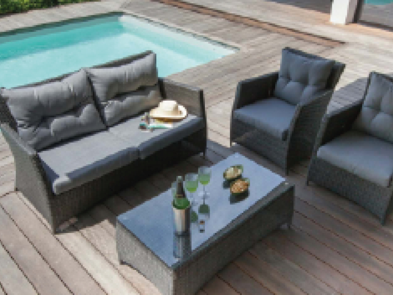 Salon de jardin canapé : comment l'aménager et le décorer ?