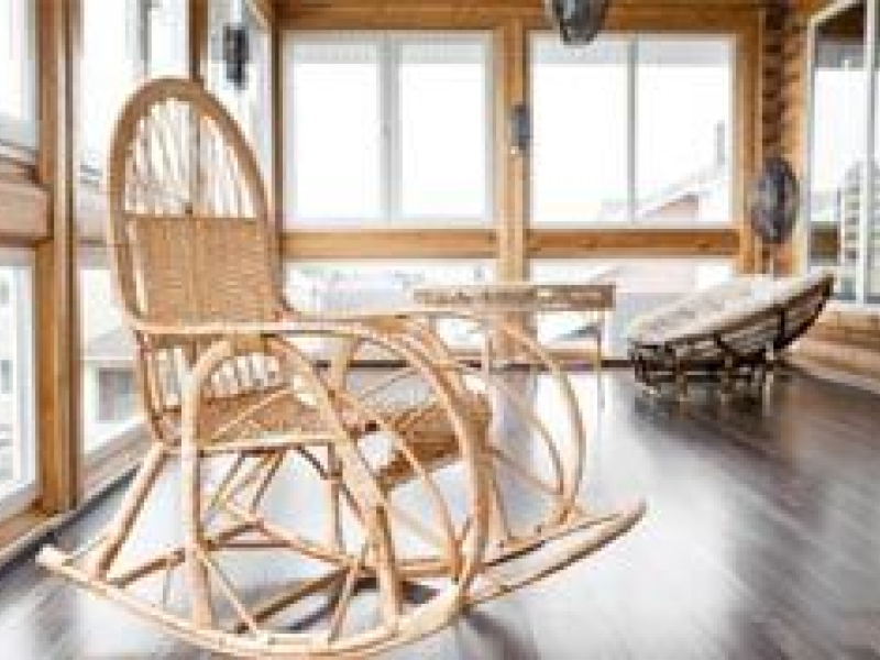 Le rocking-chair en rotin : programme déco et détente !