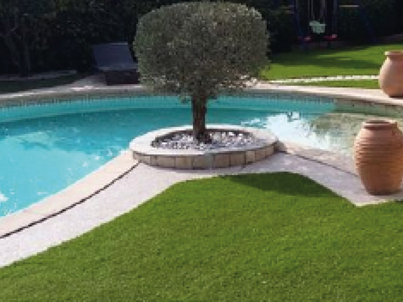 Quel gazon synthétique autour d'une piscine ?