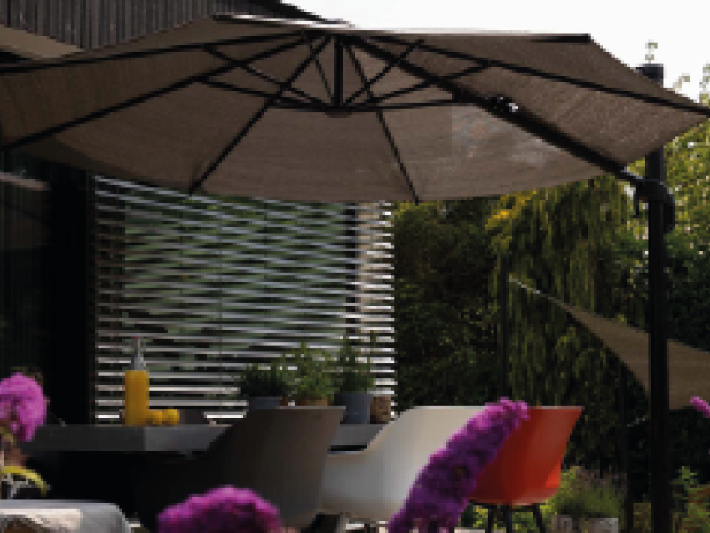 Le parasol inclinable : un accessoire essentiel de l'été !