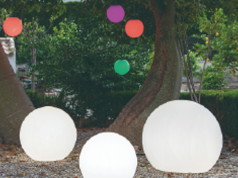 La boule lumineuse sublime votre jardin !