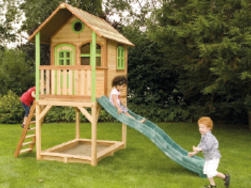 Cabanes en bois avec toboggan, modèles originaux pour enfants