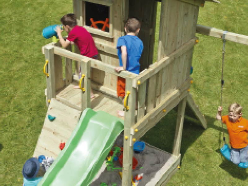 Balançoire, toboggan et cabane, les aires de jeux complètes